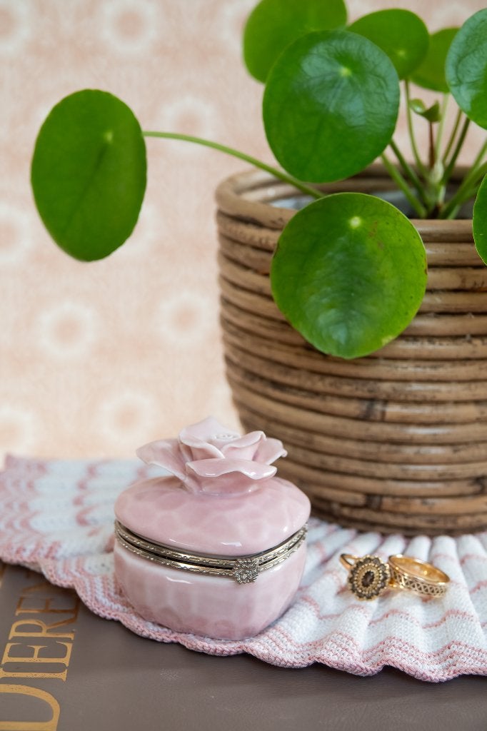 Porseleinen doosje hartje roos - sieraden pillen, Antiek en Kunst, Curiosa en Brocante, Ophalen of Verzenden