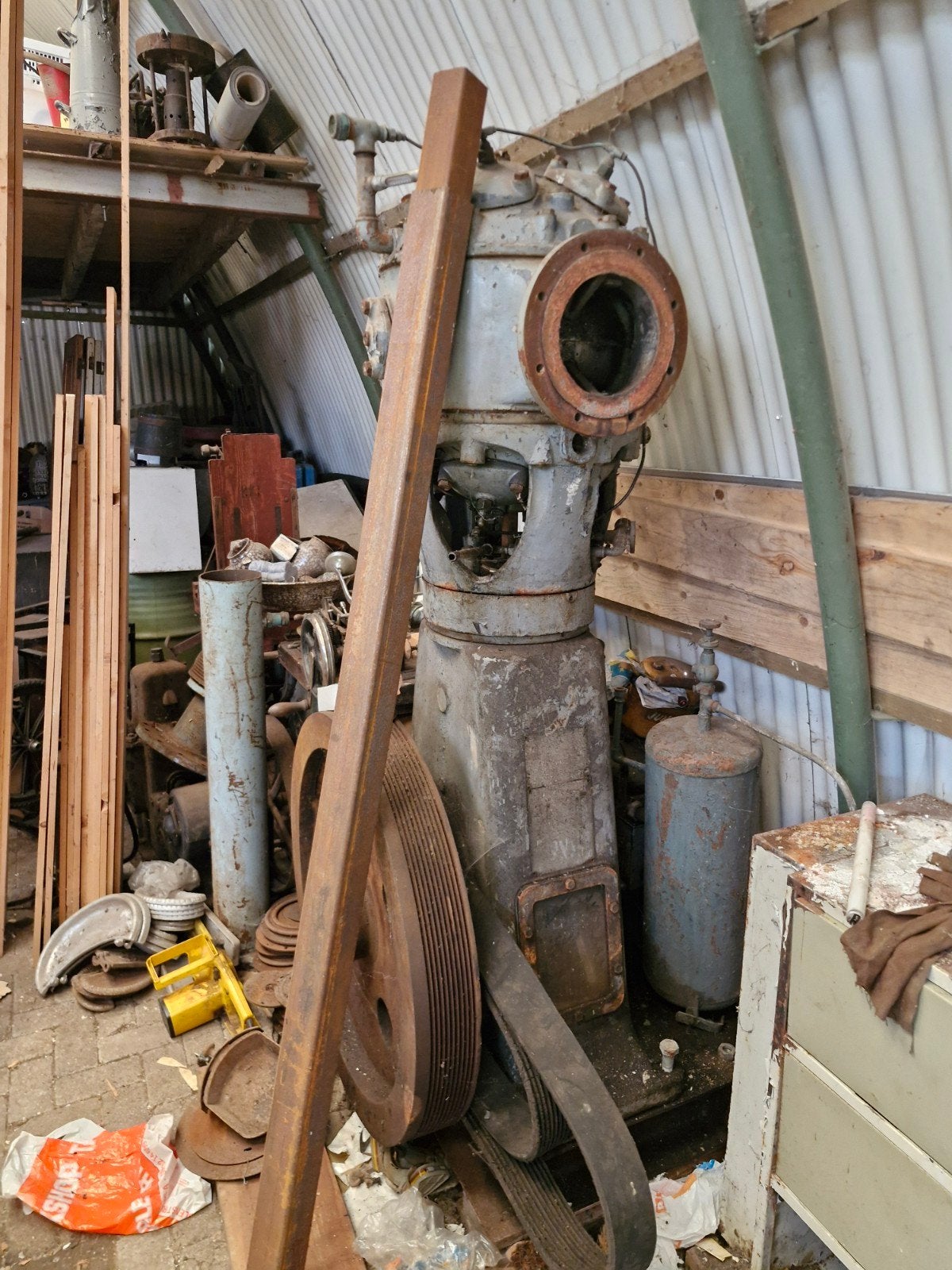 Oude industriële compressor, vintage staat, Ophalen