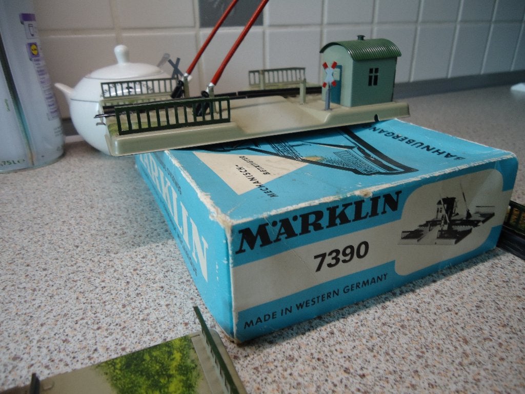 marklin overweg 7390 in o.v.p., Hobby en Vrije tijd, Ophalen, Wisselstroom, Gebruikt, Rails