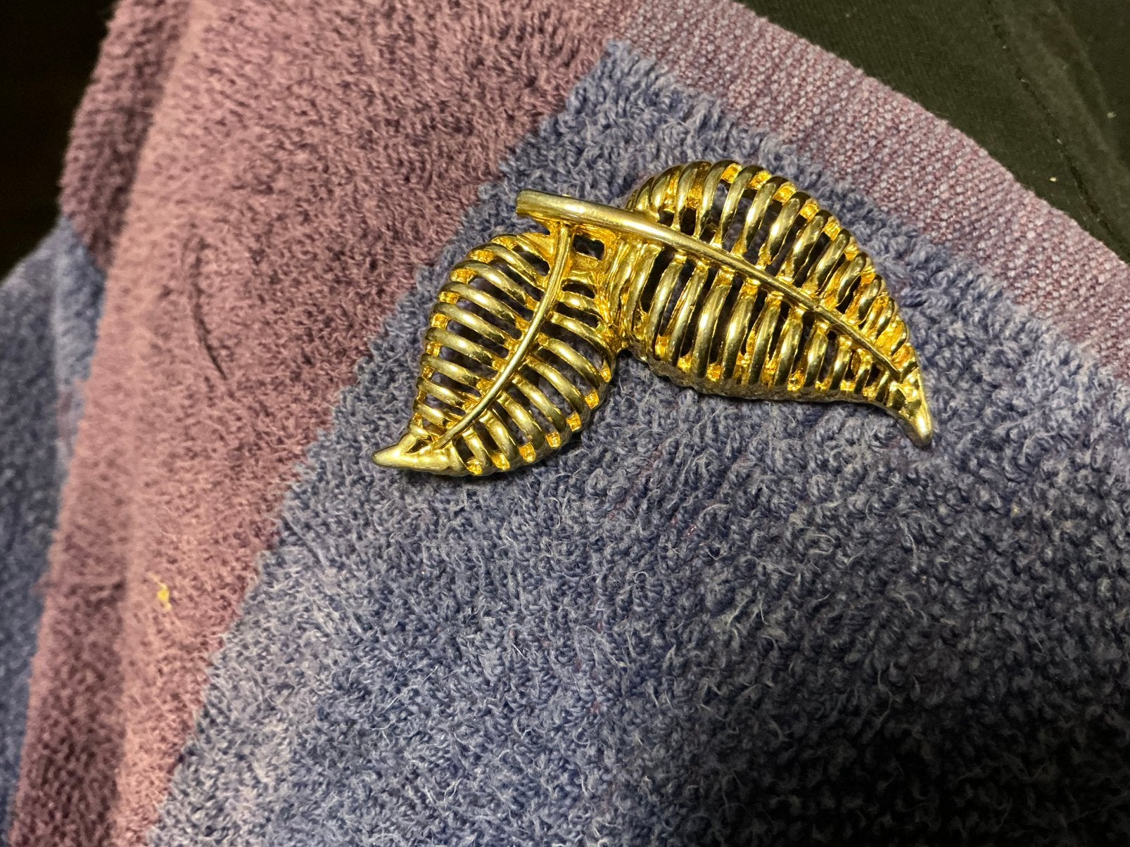Vintage broche bladen vorm goudkleurig, Ophalen of Verzenden, Zo goed als nieuw, Goud, Overige materialen
