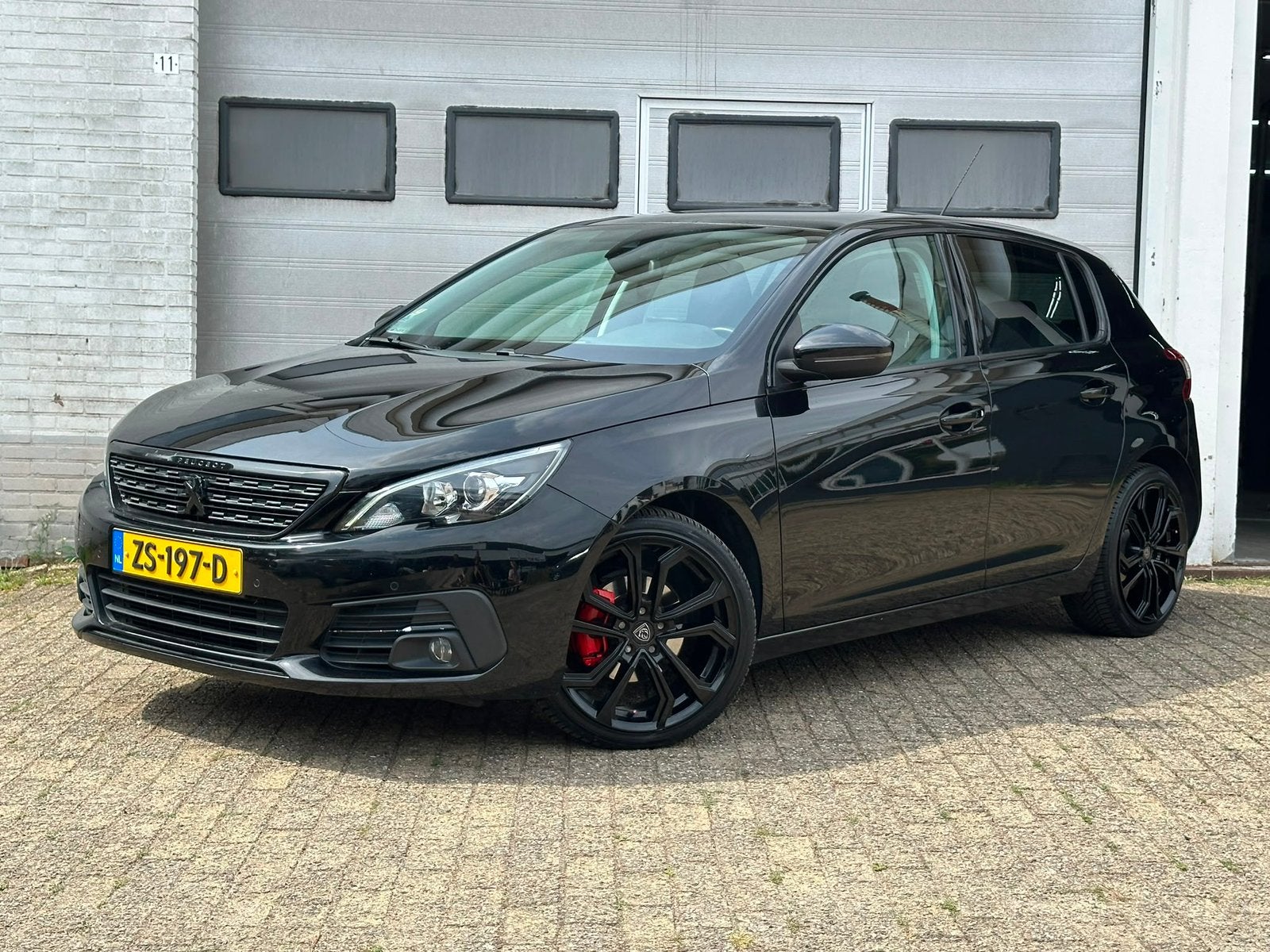 Peugeot 308 1.2 AUT/PANO/CARPLAY, Automaat, Zwart, 1199 cc, Leder en Stof