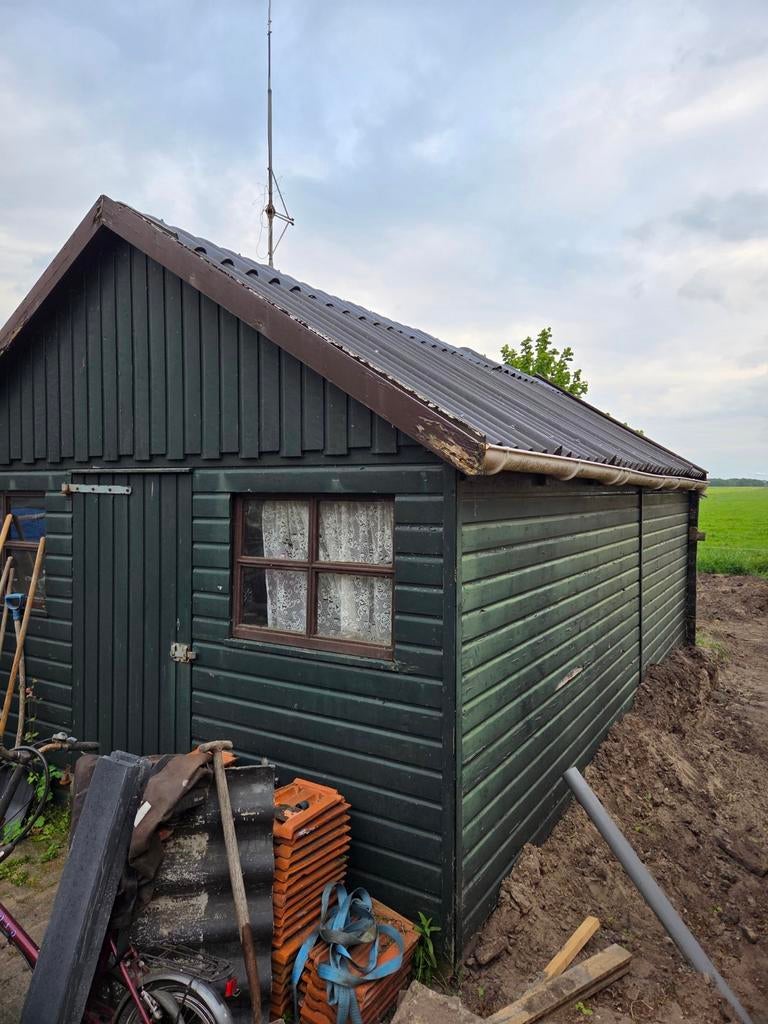 Robuuste houten schuur/berging met golfplaten dak, Tuin en Terras, Bergingen en Tuinkasten, Ophalen, Gebruikt, Hout, Overige typen