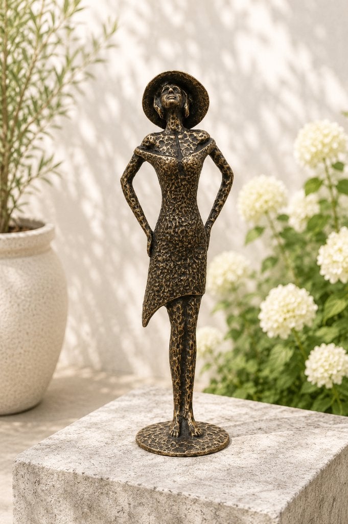 VROUW MET HOED / bronzen beeld / modern beeld