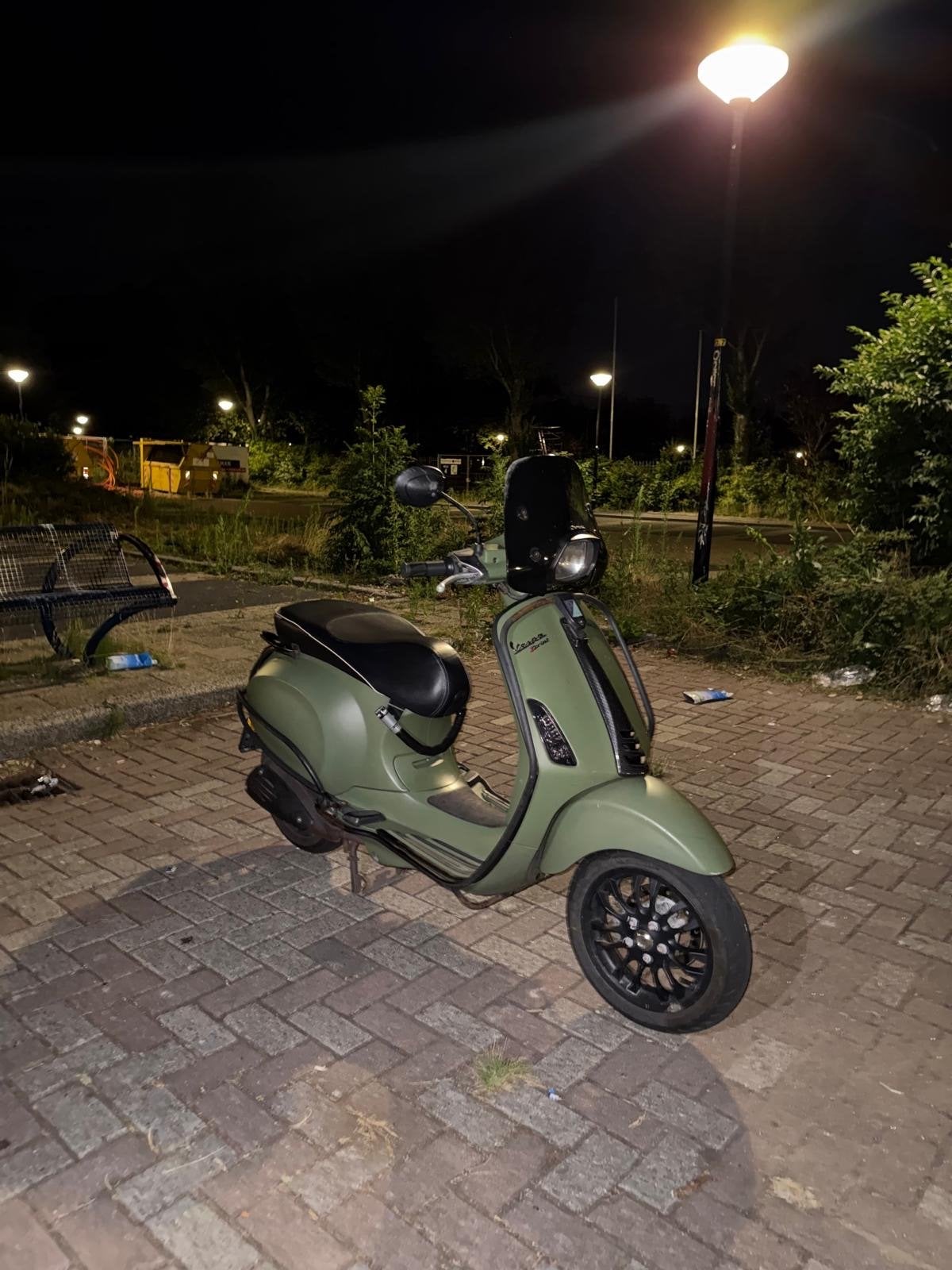 Vespa Sprint 2022 Mat Groen - Zo goed als nieuw, Fietsen en Brommers, Scooters | Vespa, Ophalen, Overige modellen, Maximaal 45 km/u
