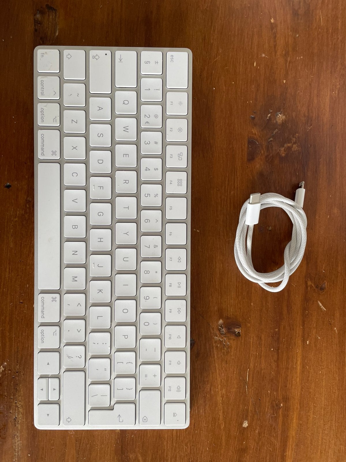 Apple USB Wired Keyboard – model A1664, Computers en Software, Toetsenborden, Ophalen, Draadloze ontvanger, Zo goed als nieuw