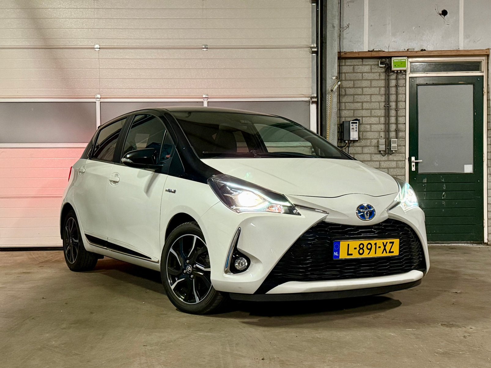 Toyota Yaris | AUT | NAVI | Clima | Parkeercamera, Auto's, 1497 cc, 40 €/maand, Wit, Bedrijf