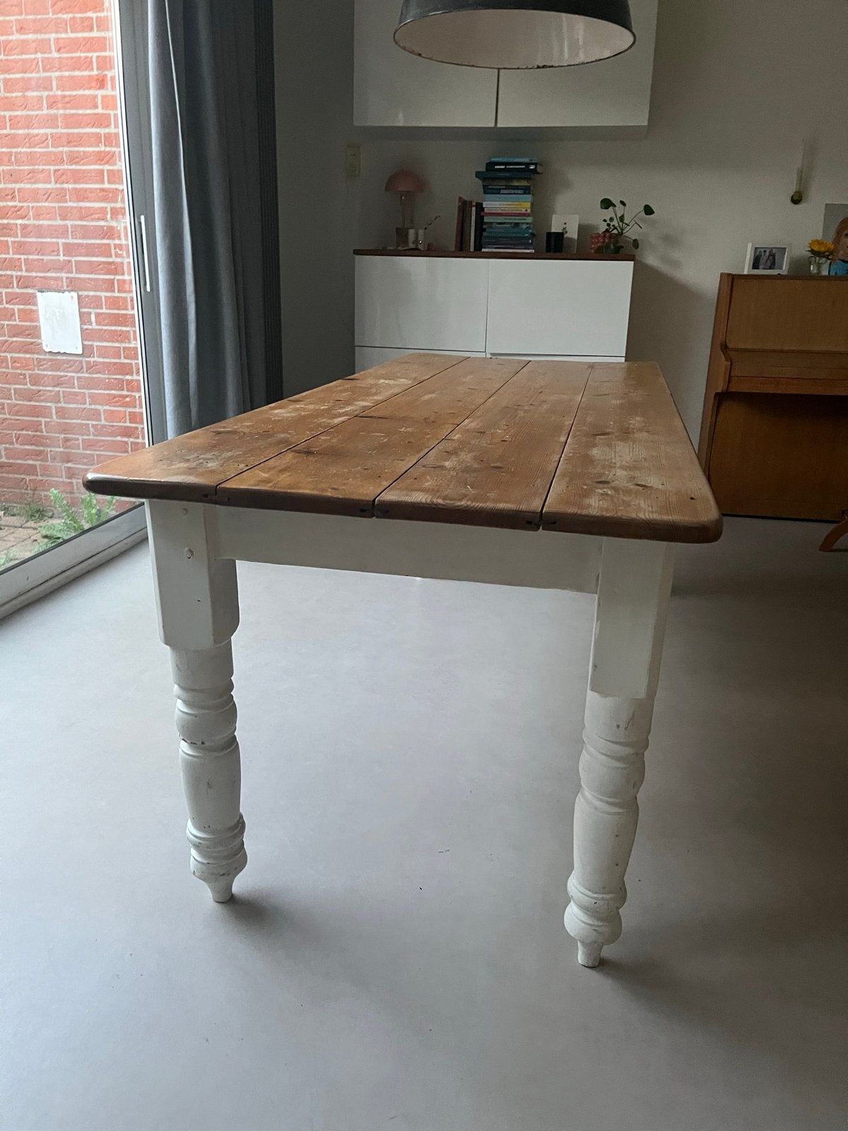 Robuuste houten eettafel met gedraaide poten, Ophalen