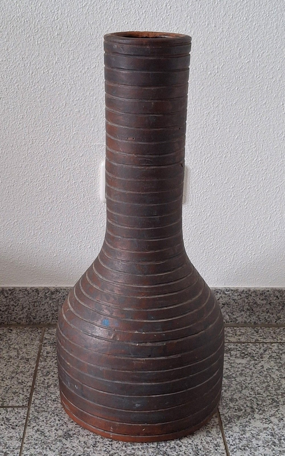 Grote zware vloervaas aardewerk vaas bruin 60 cm hoog, Huis en Inrichting, Woonaccessoires | Vazen, Ophalen, Gebruikt, Aardewerk of Porselein