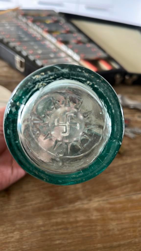 Oud glazen Carlsberg bierflesje met oude logo, Verzamelen, Biermerken, Ophalen of Verzenden, Zo goed als nieuw, Glas of Glazen