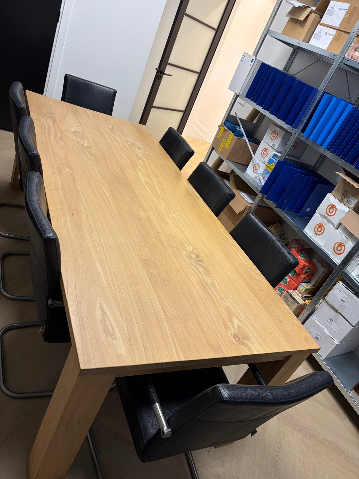 Massieve houten eettafel met 8 leren stoelen, Ophalen, 100 tot 150 cm, Zo goed als nieuw, Vijf personen of meer