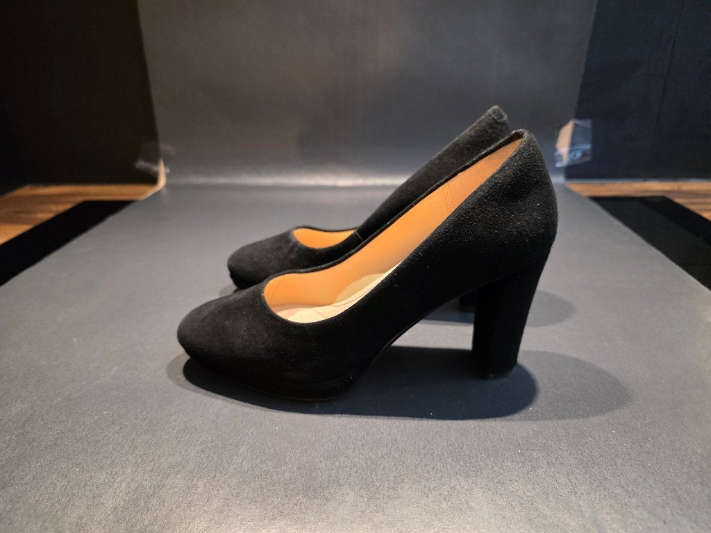 Clarks Collection suede pumps 8 cm hak maat 36, Kleding | Dames, Schoenen, Pumps, Zwart, Ophalen of Verzenden, Zo goed als nieuw