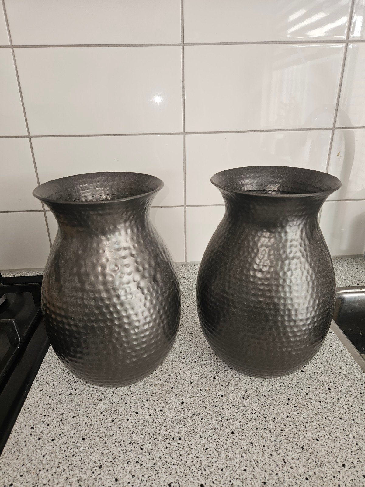 2 ZGAN metalen vazen 27 cm hoog, Met patroon/structuur, Zwart, Ophalen of Verzenden, Zo goed als nieuw