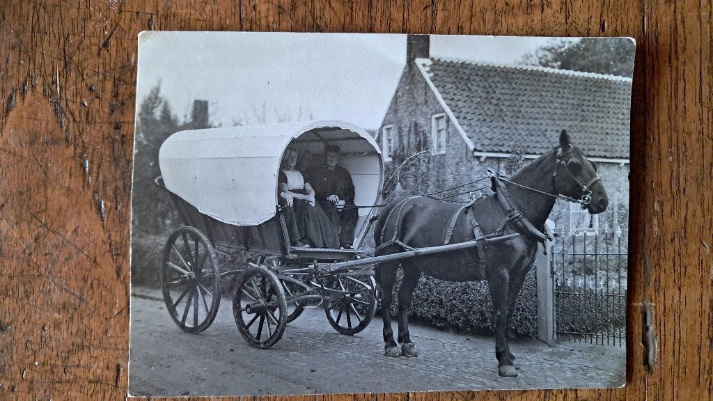 Walcheren klederdracht foto paard en huifwagen, Ophalen of Verzenden, Voor 1940, Gebruikt, Klederdracht