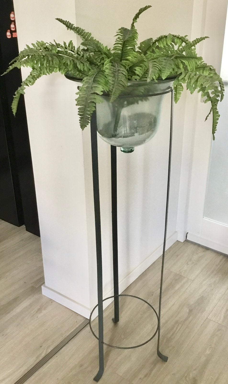 HOGE STANDAARD MET GLAZEN POT MET KUNSTVAREN, Binnen, Kunstplant, Kunststof, Met pot of vaas