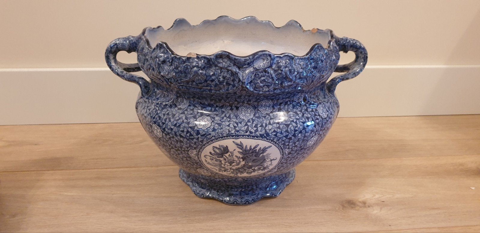 Antieke blauw-witte bloempot met landschap en handvatten, Ophalen