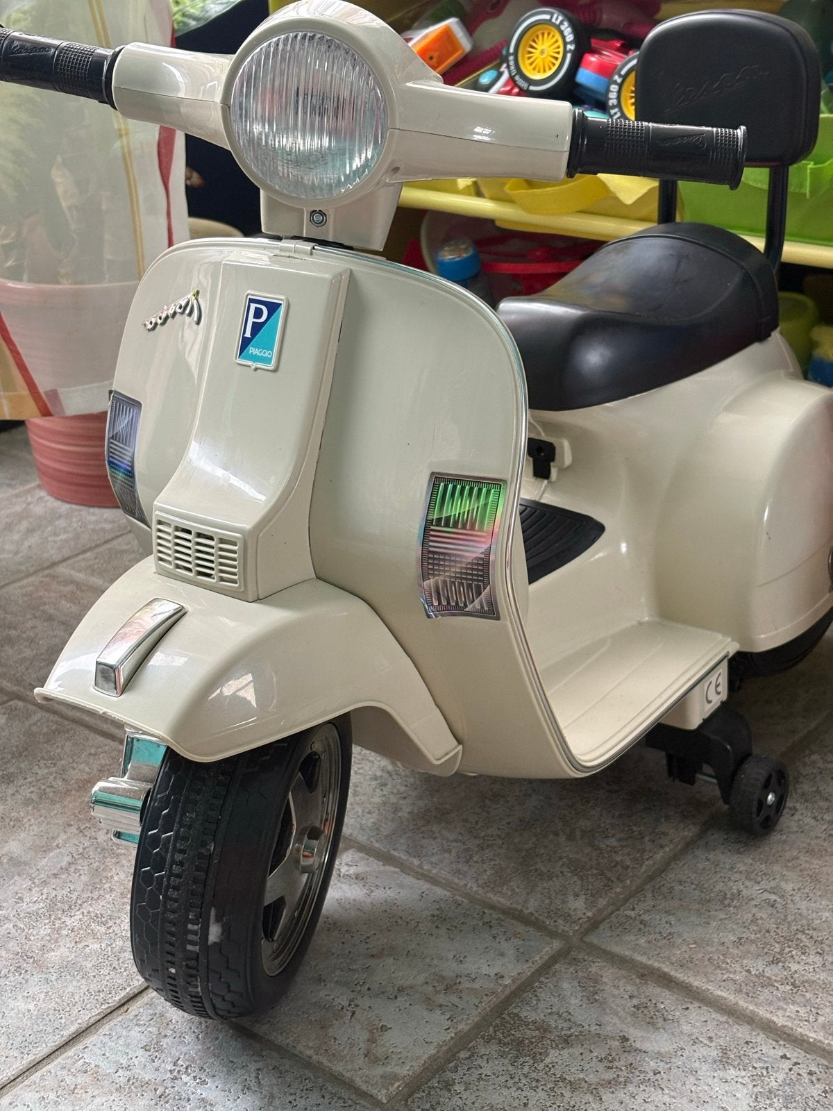 Elektrische Vespa scooter voor kinderen - Nieuwe batterij!, Kinderen en Baby's, Speelgoed | Buiten | Voertuigen en Loopfietsen