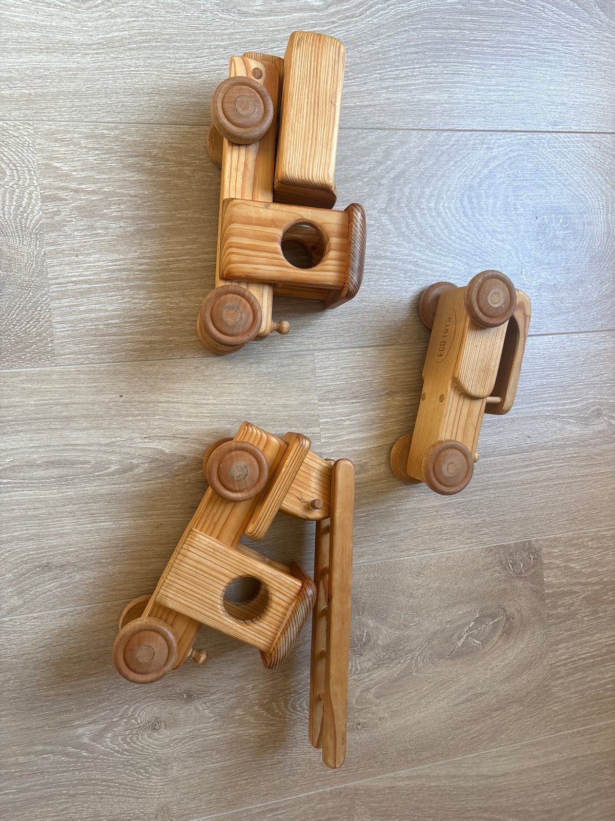 Houten speelgoedauto's - Set van 3 Eco Toys, Ophalen of Verzenden, Zo goed als nieuw, Rij- of Hobbelspeelgoed