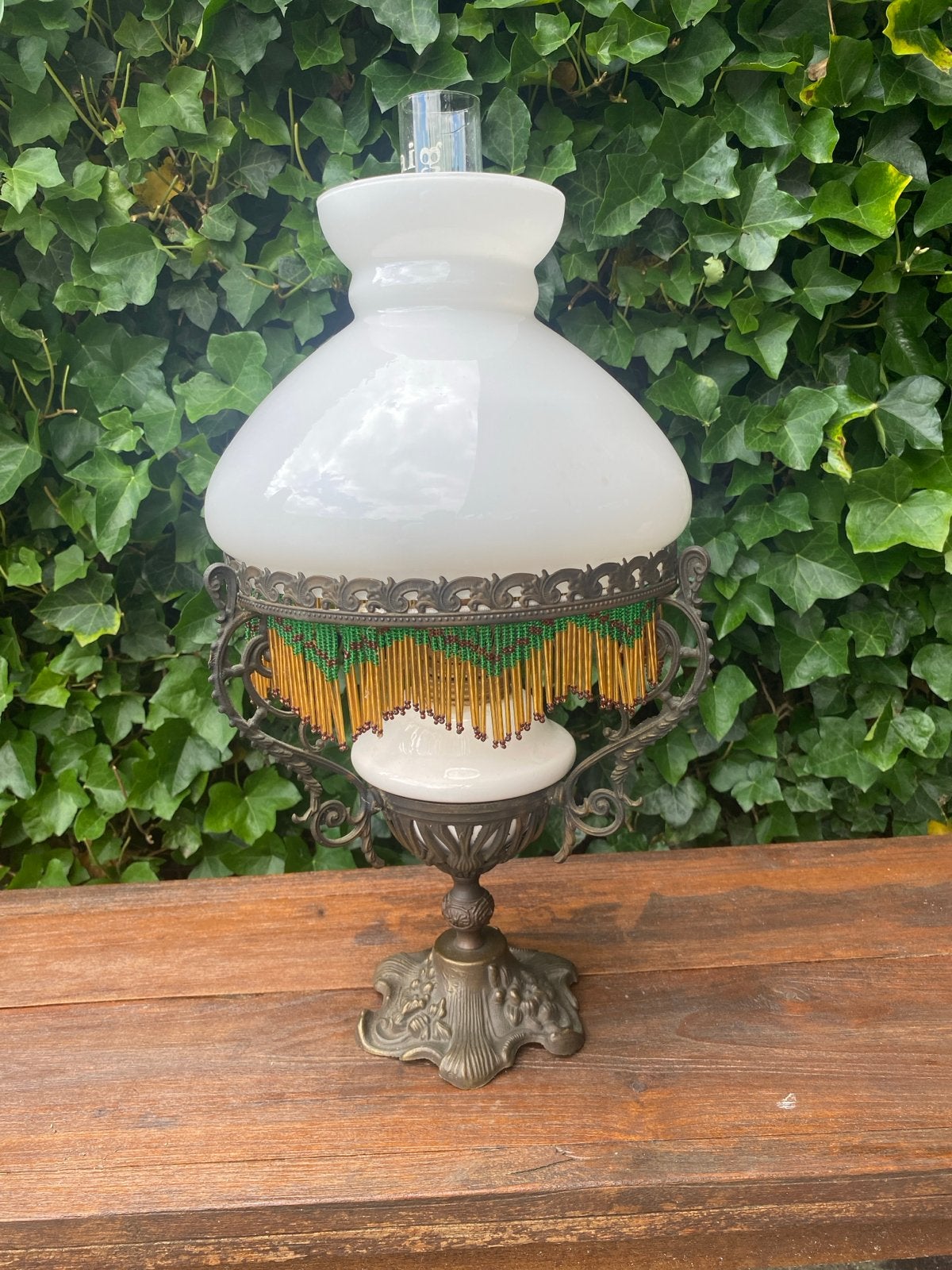 Antieke olielamp met opaline kap en kralenrand, Ophalen of Verzenden