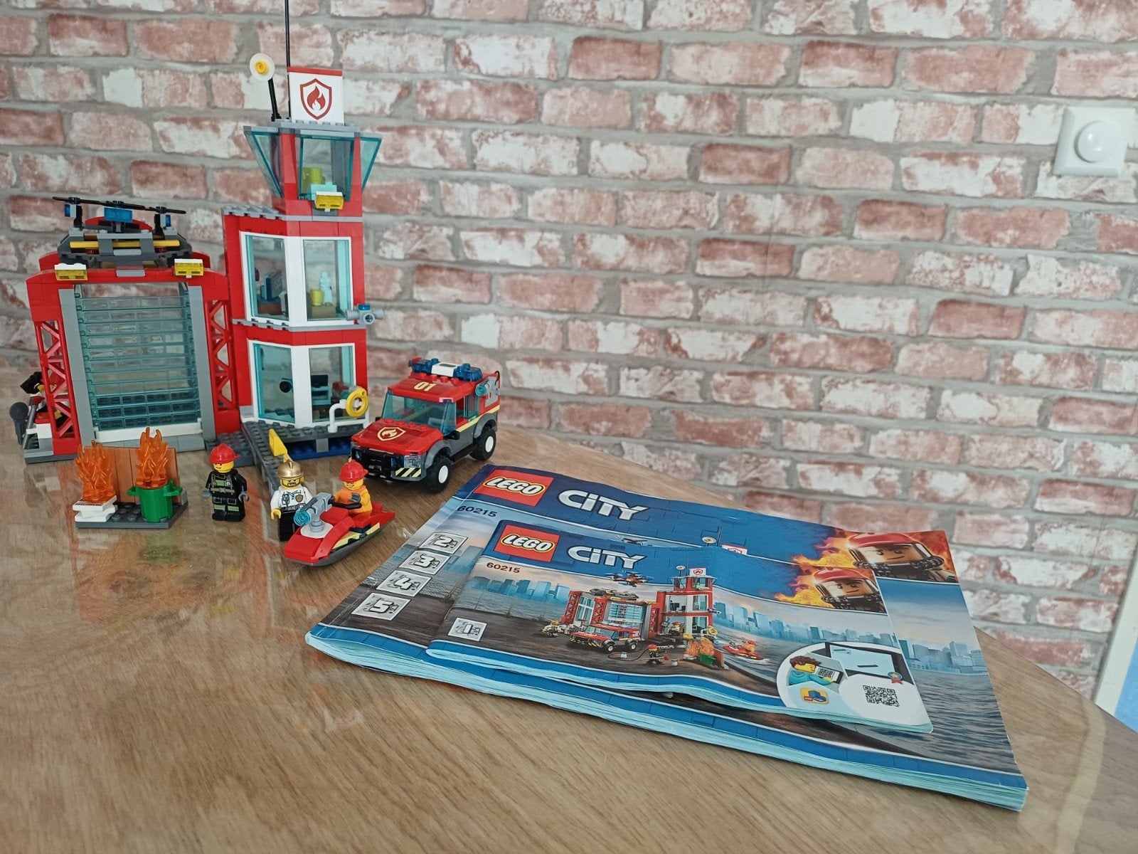 LEGO City Brandweerkazerne 60215 met voertuigen en figuren, City, Lego, Ophalen of Verzenden, Zo goed als nieuw