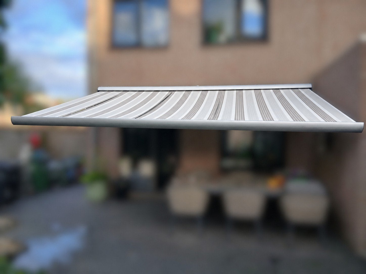 Knikarmscherm elektrisch - Grijs gestreept zonnescherm, Ophalen, Gebruikt, 450 cm of meer, Elektrisch