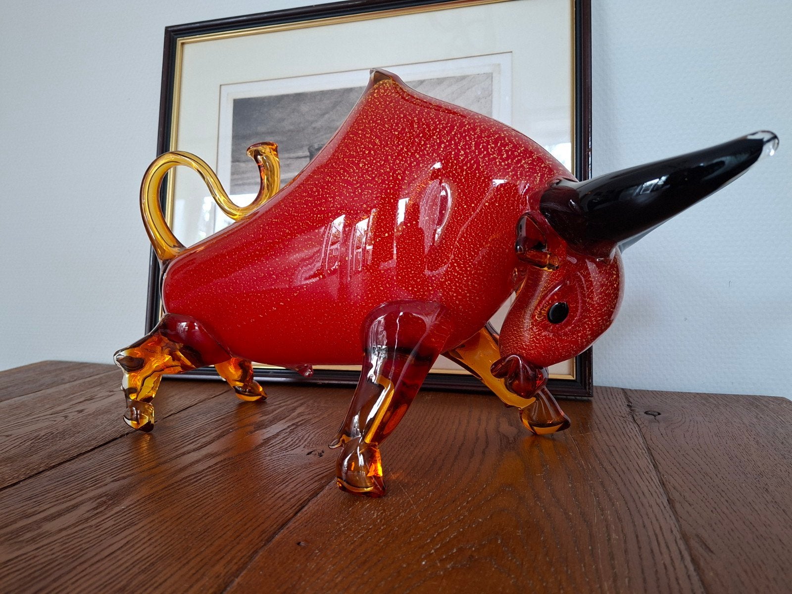Groot glazen beeld in Murano stijl van een stier, Antiek en Kunst, 28 cm, Meerkleurig, Ophalen, Glas