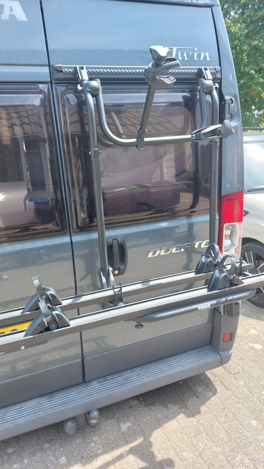 Fietsendrager Thule voor buscamper, Zo goed als nieuw, 2 fietsen, Elektrische fiets, Achterklepdrager