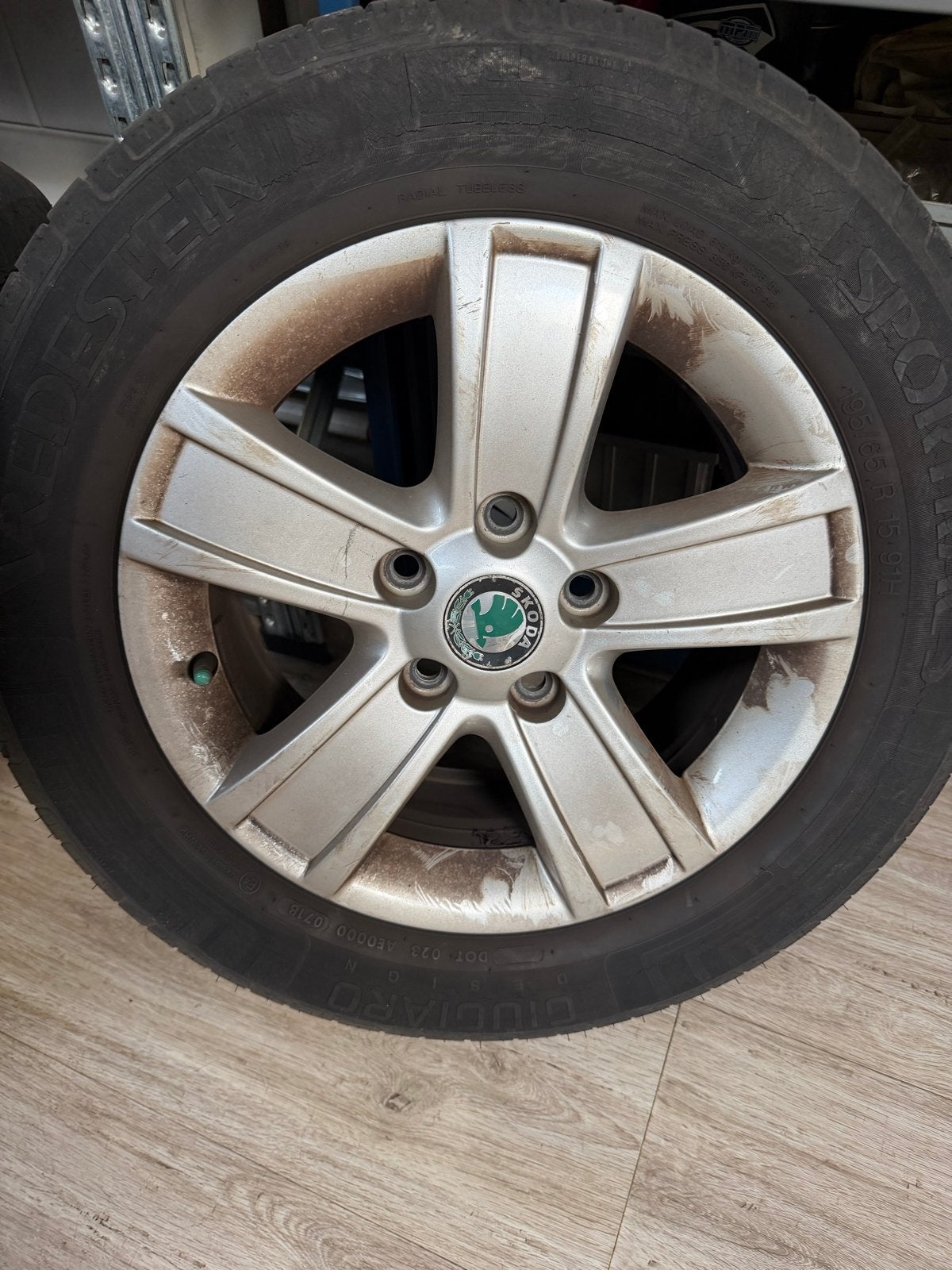 Vredestein Sportrac 5 zomerbanden op Skoda velgen 195/65 R15, Ophalen, Gebruikt, 15 inch, Banden en Velgen