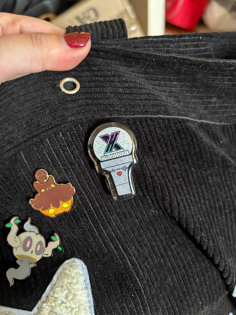 xdinary heroes lightstick pin broche, Ophalen of Verzenden, Zo goed als nieuw, Minder dan 4 cm, Overige materialen