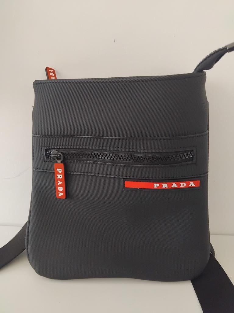 Prada zwart/rood schoudertas  ✅️Nieuw, Sieraden, Tassen en Uiterlijk, Tassen | Schoudertassen, Ophalen of Verzenden, Nieuw, Zwart