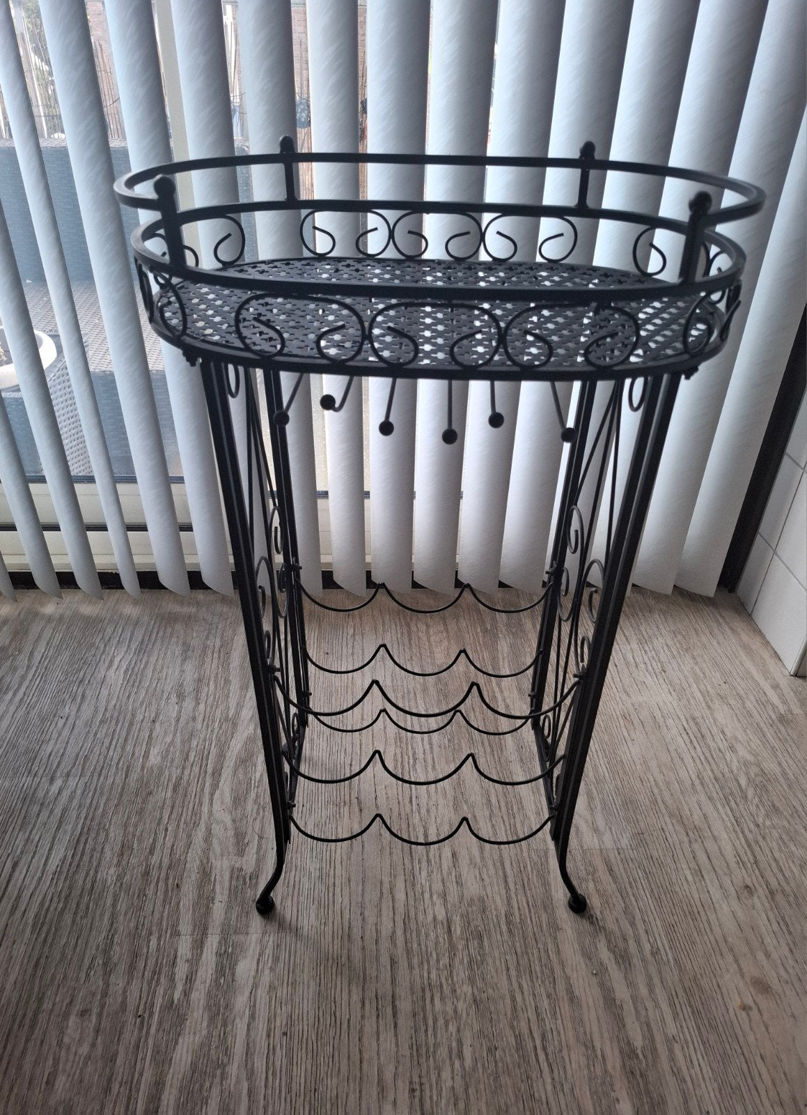 Zwart metalen wijnrek met decoratieve details, Huis en Inrichting, 15 tot 25 flessen, Ophalen of Verzenden, Zo goed als nieuw