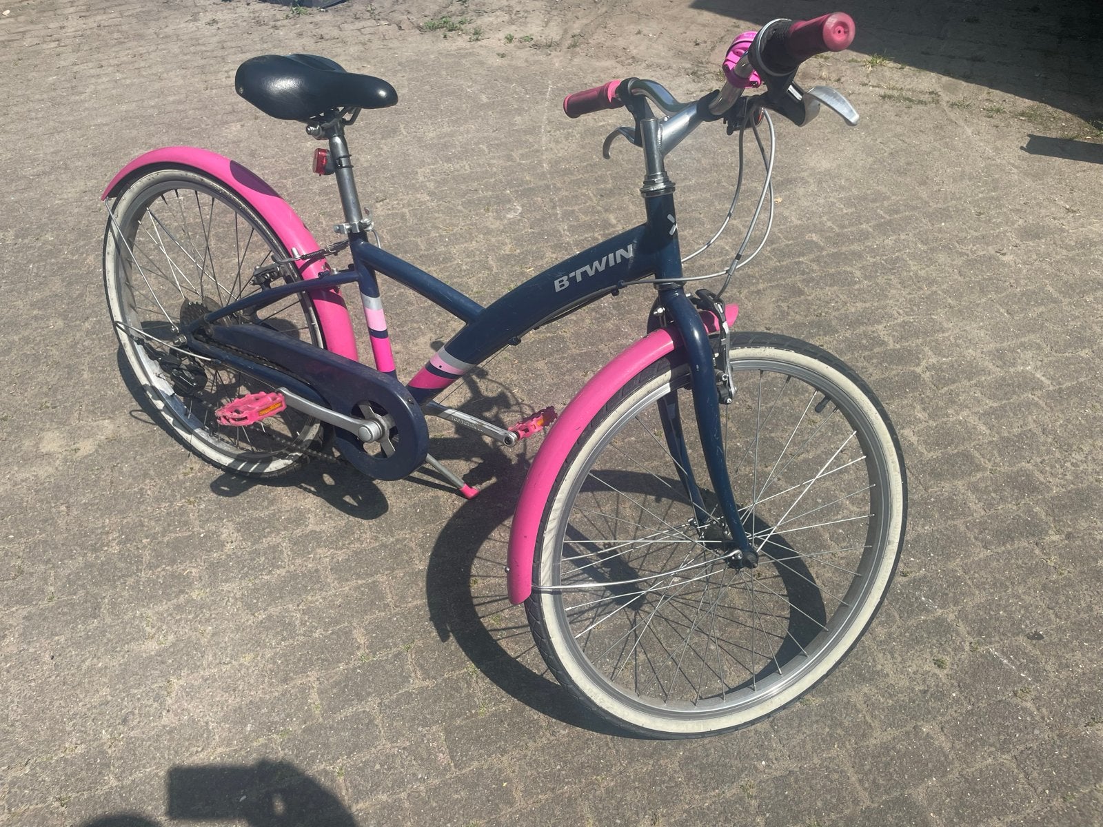 B'Twin kinderfiets 24 inch - roze/blauw, Ophalen, Velgrem, Handrem, Gebruikt