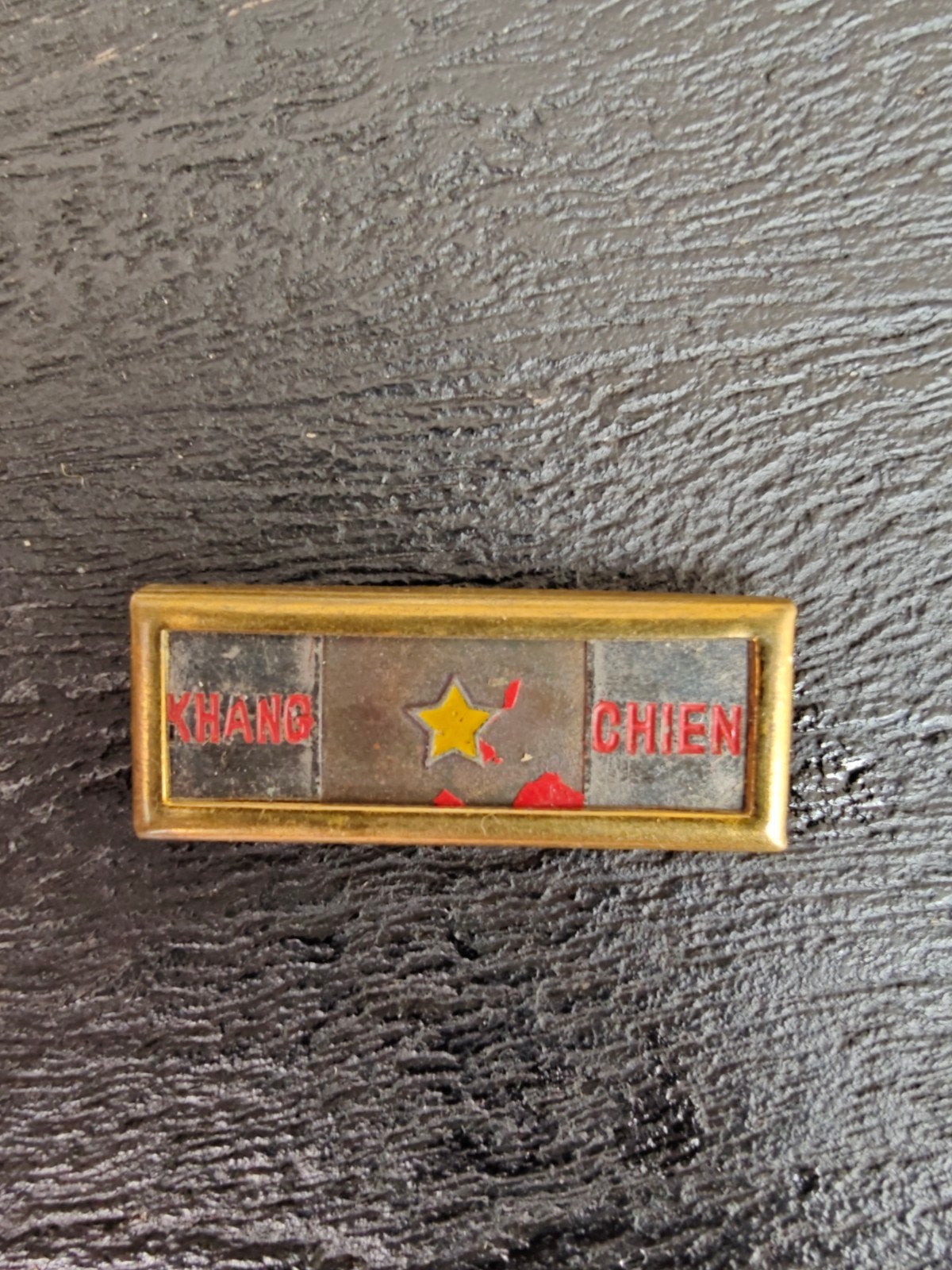 Khang Chien... Noord Vietnamese verzets speld Vietnam period, Verzamelen, Militaria | Algemeen, Ophalen of Verzenden, Landmacht