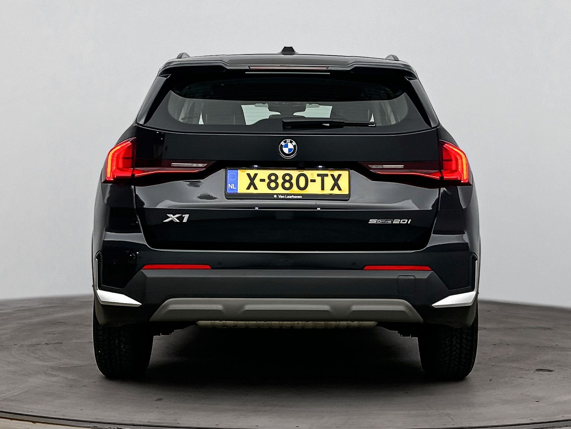 BMW X1 sDrive20i Automaat / Achteruitrijcamera / Sportstoele, Auto's, Dealer onderhouden, Euro 6, 156 pk, Zwart