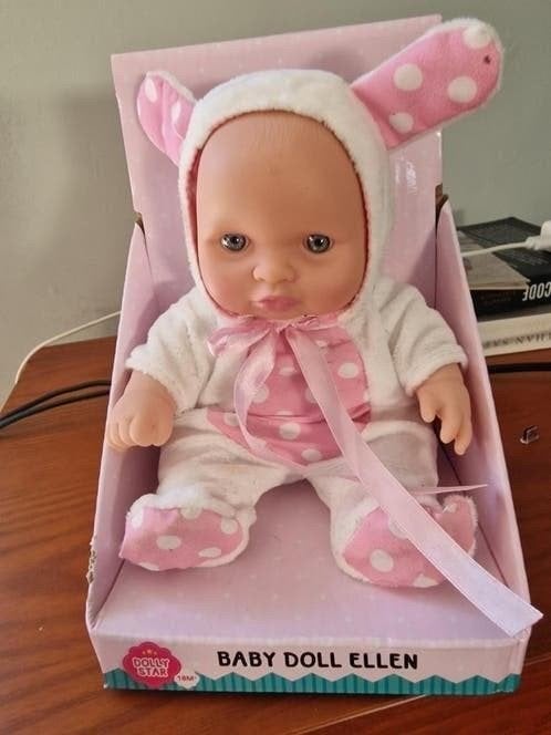 Schattige Babypop Ellen in Konijnenpak - Nieuw in doos, Ophalen of Verzenden, Nieuw, Babypop