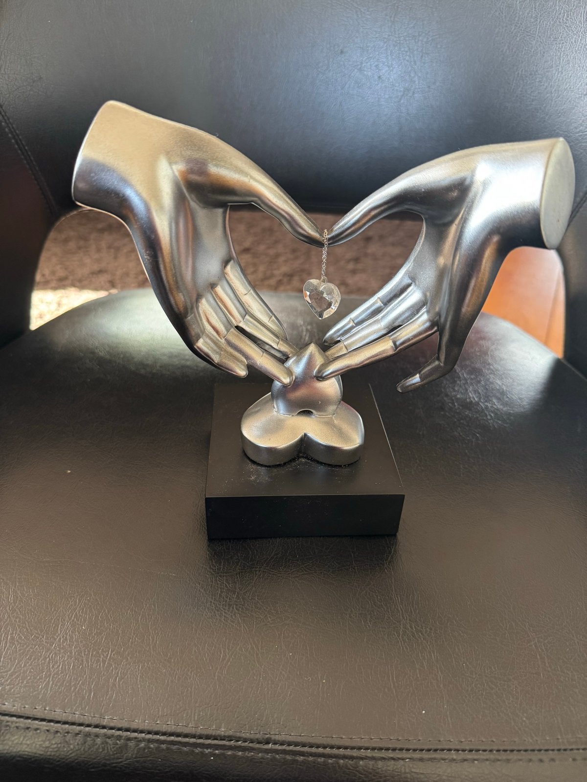 Beeld handen met kristal hart - Zilverkleurig decoratie, Nieuw, Ophalen of Verzenden, Zilver, Metaal