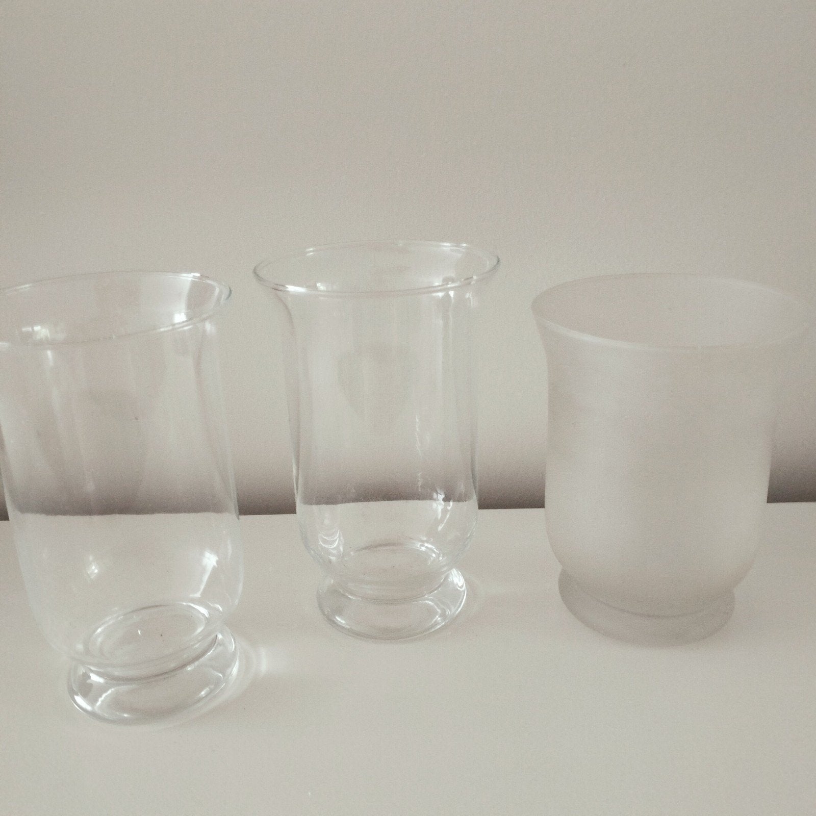 3 windlichten  2 effen wit glas een melkglas, Huis en Inrichting, Windlicht, Wit, Ophalen of Verzenden, 15 cm