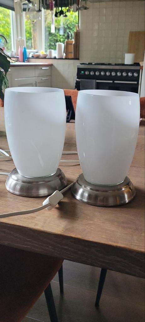 Set van 2 moderne tafellampen met melkglas, Huis en Inrichting, Lampen | Tafellampen, Ophalen, Zo goed als nieuw, Glas, Modern