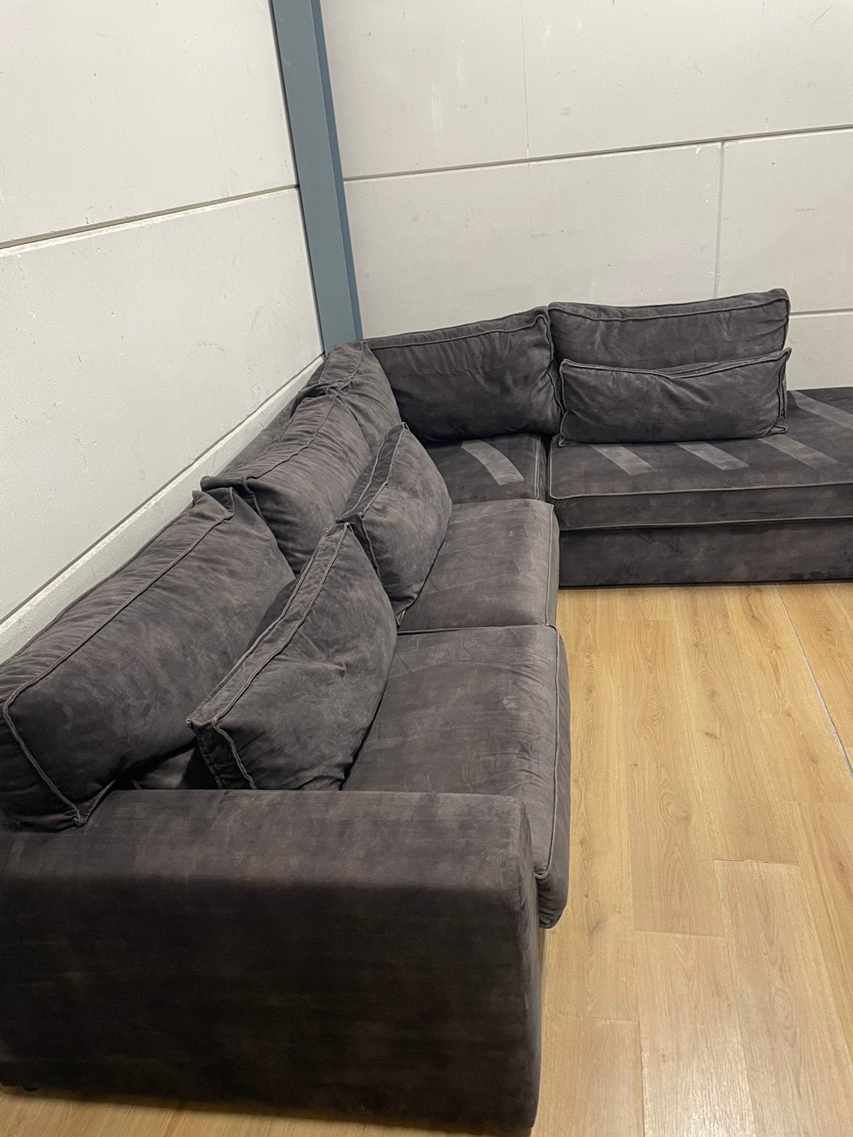 Foto 3 van Mooie luxe suede velvet antraciet zwarte hoekbank GEREINIGD!