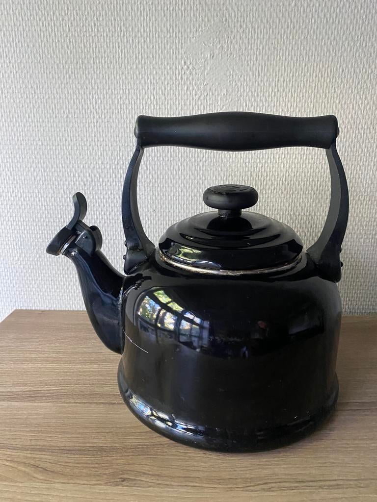 Le Creuset fluitketel - zwart, 2 liter of meer, Ophalen of Verzenden, Gebruikt