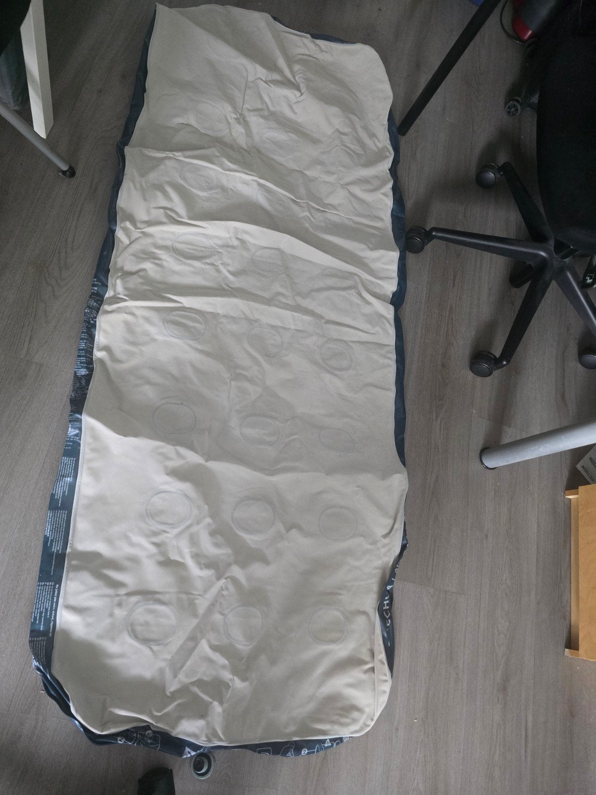 eenpersoons luchtbed / one person air mattress, Ophalen