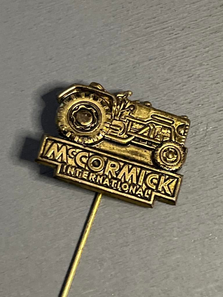 Vintage McCormick International tractor speldje, Verzamelen, Transport, Ophalen of Verzenden, Zo goed als nieuw, Speldje of Pin