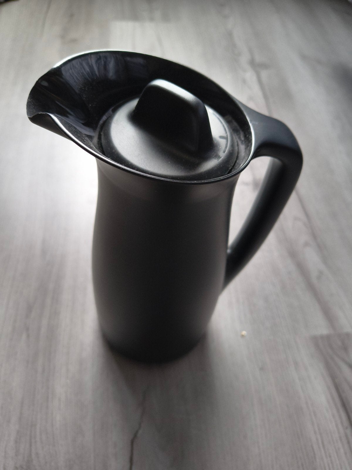 Tupperware thermoskan - Zwart, Ophalen of Verzenden, Zo goed als nieuw, Beker of Kan, Met deksel