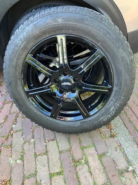 Bridgestone winterbanden 215/65R17 + stalen velgen (4 stuks), Auto-onderdelen, Ophalen, Banden en Velgen, 17 inch, Winterbanden