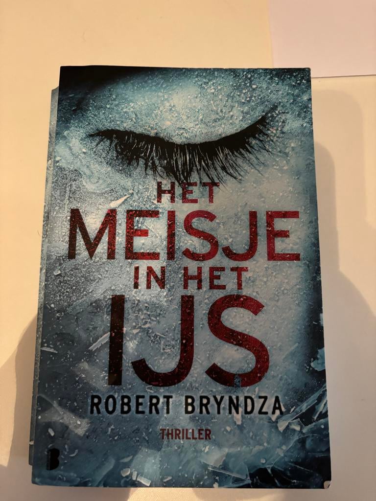 Het meisje in het ijs - Robert Bryndza, Ophalen of Verzenden, Zo goed als nieuw, Nederland