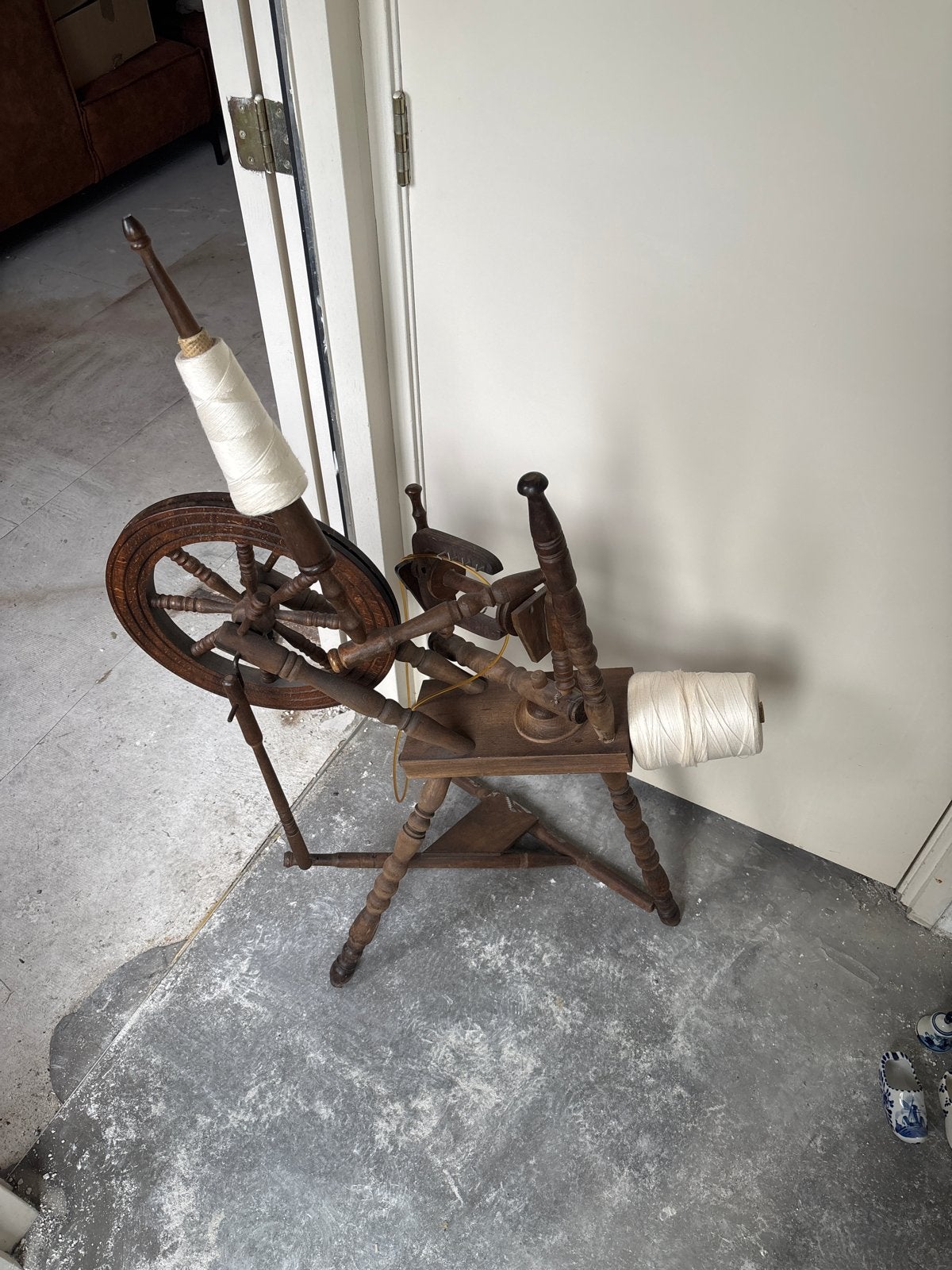 Antiek houten spinnewiel - Decoratief en functioneel, Hobby en Vrije tijd, Spinnewielen en Spinnen, Ophalen of Verzenden, Gebruikt