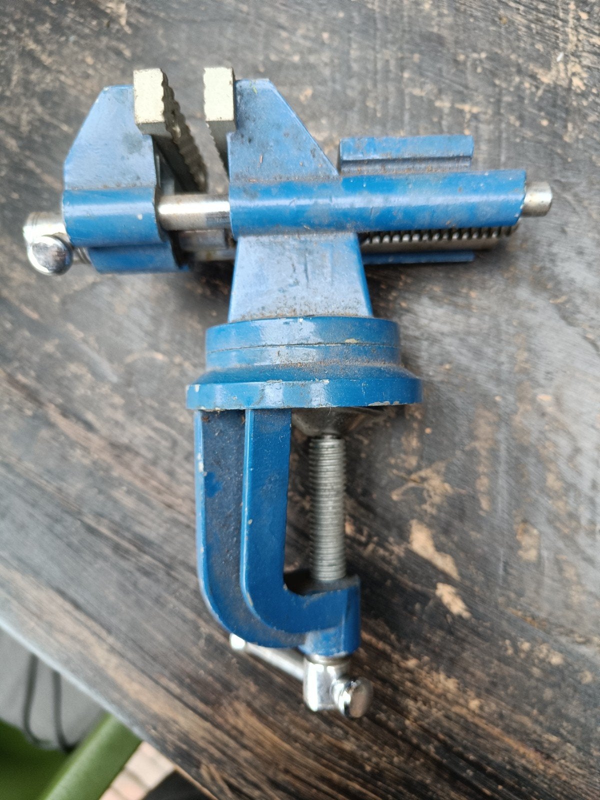 Blauwe bankschroef met klembevestiging, Doe-het-zelf en Verbouw, Ophalen of Verzenden, Gebruikt, Bankschroef, Overige merken
