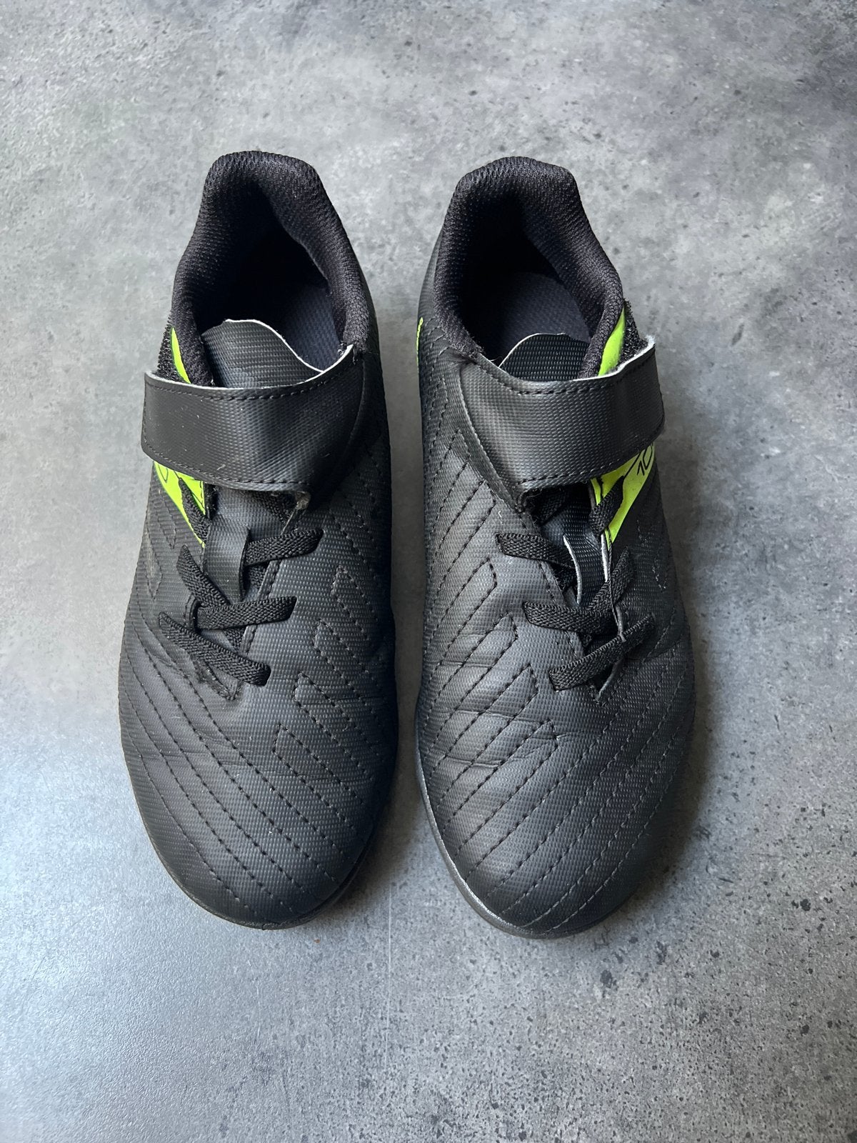 Kipsta voetbalschoenen maat 32 met klittenband, Maat XS of kleiner, Ophalen, Zo goed als nieuw, Schoenen
