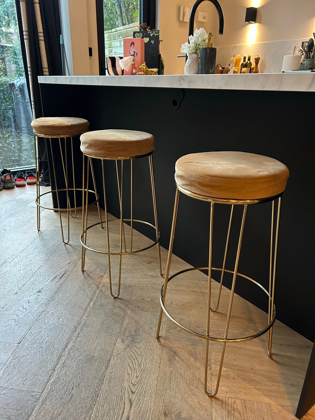 Barkrukken, set van 3 gouden met beige velours zitting, Ophalen, 60 tot 90 cm, Zo goed als nieuw, Metaal