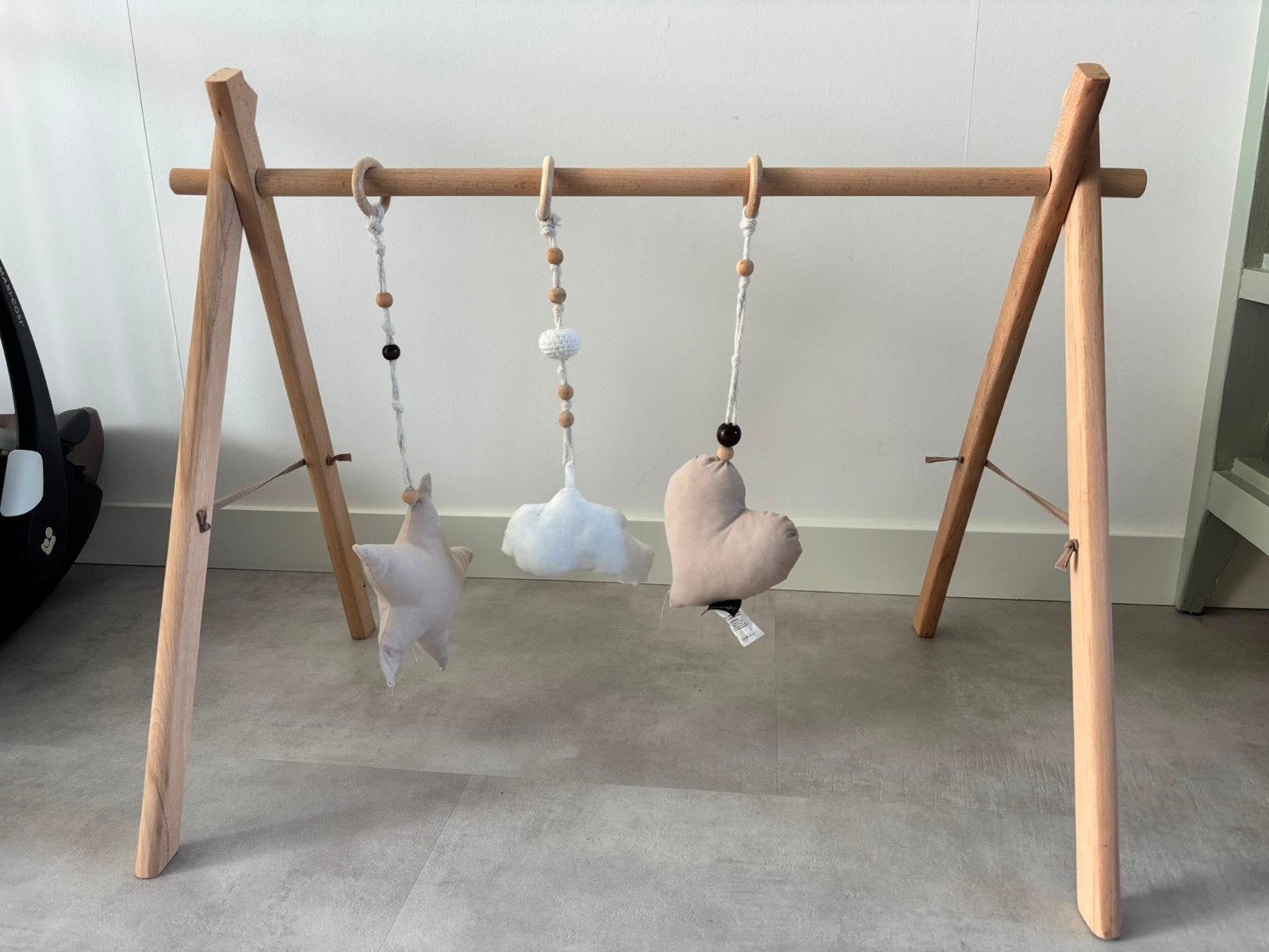 Houten Babygym met Speeltjes - Mordesign, Kinderen en Baby's, Speelgoed | Babyspeelgoed, Ophalen