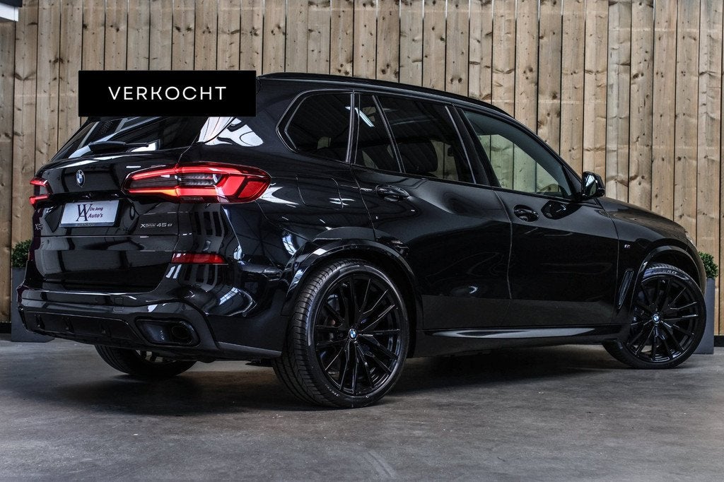 BMW X5 XDrive45e M-Sport *Skylounge*B&W*Massage*Achteras-Bes, Gebruikt, 394 pk, Zwart, Leder